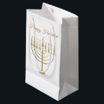 Petit Sac Cadeau Vacances heureuses de blanc de Menorah d'or de<br><div class="desc">Enveloppez vos cadeaux dans le style cette saison des vacances avec nos valises élégantes de cadeau de Hanoukka. Ces caractéristiques de conception simples mais chics un arrière - plan blanc avec un grand menorah d'or de faux au centre. Au-dessus de lui lit "Hanoukka heureux". Conçu par le © Tim Coffey...</div>