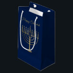 Petit Sac Cadeau Vacances heureuses de bleu de Menorah d'or de Faux<br><div class="desc">Enveloppez vos cadeaux dans le style cette saison des vacances avec nos valises élégantes de cadeau de Chanukah. Ces caractéristiques de conception simples mais chics un arrière - plan de bleu marine avec un grand menorah d'or de faux au centre. Au-dessus de lui lit "Chanukah heureux". Conçu par le ©...</div>