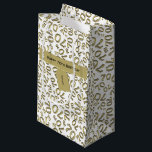 Petit Sac Cadeau Votre texte : 70th Birthday Gold Number 70 Motif<br><div class="desc">Personnalisez facilement l'étiquette d'or et "Joyeux 70e anniversaire" avec le modèle texte fourni. Cette conception est un motif de nombres Random or et blanc avec le numéro de jalon 70 répété dans des tailles et angles variés dans une impression tout-en-un. Il y a une bande d'or et une étiquette-cadeau, imprimée...</div>