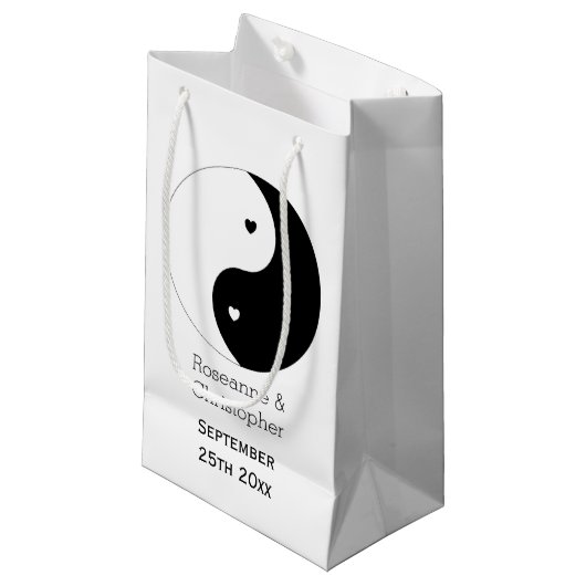Petit Sac Cadeau Yin Yang Mariage Design Coeurs Noir Et Blanc (Devant Angle)