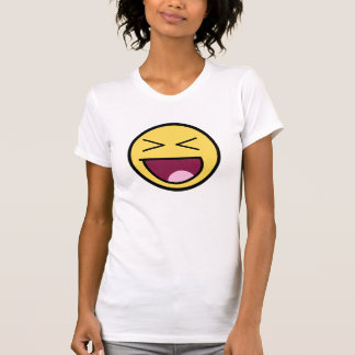 Petit T-shirt de dames impressionnantes heureuses