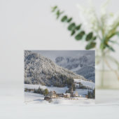 Petit village alpin dans la carte postale (Debout devant)