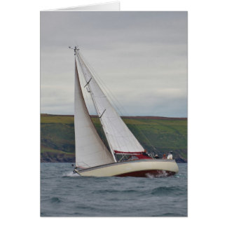 Petit yacht navigant dur