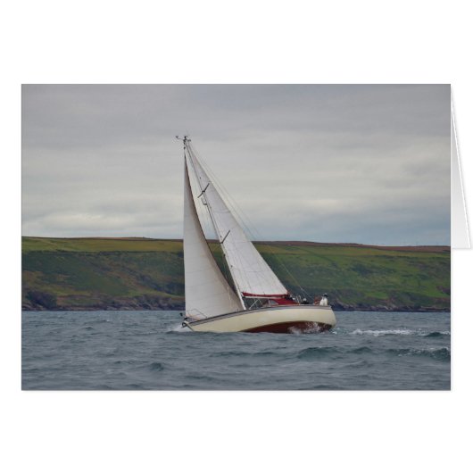 Petit yacht navigant dur (Devant horizontal)