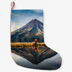 Petite Chaussette De Noël A mountaineer with an orange dress in a symmetric