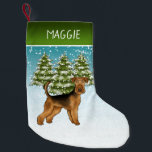 Petite Chaussette De Noël Airedale Terrier Chien Snowy Winter Forest Et Nom<br><div class="desc">L'illustration originale de Destei d'un mignon chien de race Airedale Terrier. Le chien est placé dans une scène hivernale avec trois sapins verts et la chute de neige. L'arrière - plan est un dégradé bleu à blanc qui donne un aspect froid d'hiver. Il y a aussi une ligne de dégradé...</div>