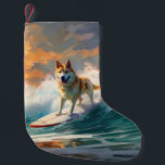 Petite Chaussette De Noël Akita Beach Surf Peinture<br><div class="desc">Plongez dans le monde ludique de l'aventure canine avec cette peinture captivante. Un chien en ébullition se rend aux vagues, chevauchant habilement le surf sur une plage baisée par le soleil. L'oeuvre d'art vibrante capte magnifiquement l'essence de l'excitation au bord de la plage tandis que le chien court sans crainte...</div>