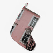 PETITE CHAUSSETTE DE NOËL ARBRE NUIT DEVANT LE BÂTIMENT ROSE (Devant (Accrochage))