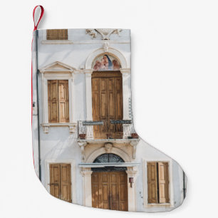PETITE CHAUSSETTE DE NOËL BÂTIMENT EN BÉTON BLANC AVEC PORTES EN BOIS ET VEN