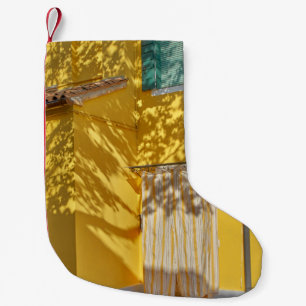 Petite Chaussette De Noël Bâtiment en béton peint en jaune