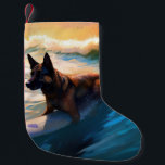 Petite Chaussette De Noël Belge Shepherd Beach Surf Peinture<br><div class="desc">Plongez dans le monde ludique de l'aventure canine avec cette peinture captivante. Un chien en ébullition se rend aux vagues, chevauchant habilement le surf sur une plage baisée par le soleil. L'oeuvre d'art vibrante capte magnifiquement l'essence de l'excitation au bord de la plage tandis que le chien court sans crainte...</div>