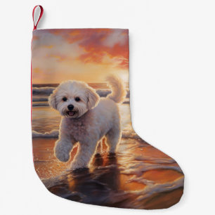 Petite Chaussette De Noël Bichon frisé Sandy Paws sur la plage au coucher du