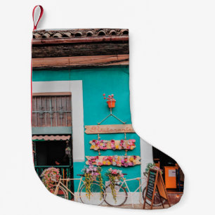 PETITE CHAUSSETTE DE NOËL BICYCLETTE BLANCHE PARKÉE AU BORD DE BÉTON PEINT