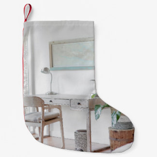 PETITE CHAUSSETTE DE NOËL BUREAU VIDE PRÈS DU RIDEAU