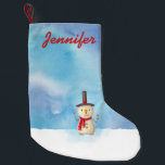 Petite Chaussette De Noël Cadeau de Noël personnalisé Snowman<br><div class="desc">Un bas de Noël personnalisé avec une jolie illustration de bonhomme de neige. Il porte un casquette de fourche noir, tient une pipe à base de maïs classique et porte une écharpe rouge. Debout dans la neige blanche et froide, souriant et saluant. L'arrière - plan est composé d'un ciel d'aquarelle...</div>