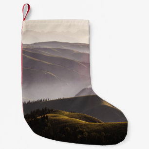 PETITE CHAUSSETTE DE NOËL CHAMP EN GRAS VERT ET MONTAGNES EN JOURNÉE
