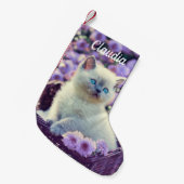 Petite Chaussette De Noël Chat Bébé Bleu Tiré Dans Panier Fleurs violettes (Devant (Accrochage))