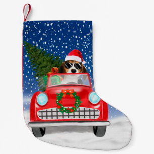 Petite Chaussette De Noël Chien Beagle conduisant une voiture dans la neige