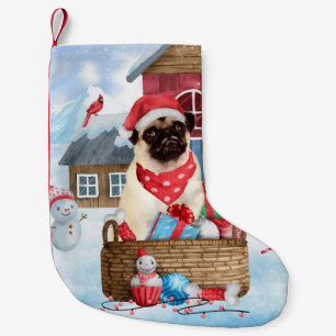 Petite Chaussette De Noël Chien Pug dans la maison de Noël enneigée 