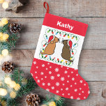 Petite Chaussette De Noël Chocolat Labrador et Fox Red Labrador Santas<br><div class="desc">Chocolat Labrador et Fox Red Labrador Santas Petite réserve de Noël pour les propriétaires du Labrador. Caricature Whimsy et mignonne Labrador Retriever créée par Naomi Ochiai du Japon. Adorable deux Labradors regardent en arrière avec les chapeaux de Père Noël et les moustaches! Les flocons rouges et les flocons de neige...</div>