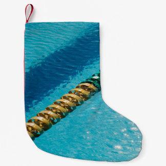 Petite Chaussette De Noël Collier perlé bleu et blanc sur le corps bleu de w
