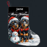 Petite Chaussette De Noël Dachshunds et Snowman Christmas Stocking<br><div class="desc">Ajoutez une touche délicieuse à votre décor de vacances avec ce charmant bas de Noël orné de deux adorables Dachshunds habillés de chapeaux de Père Noël et de cravates d'arc rouge. Le design capture les Dachshunds ludiques assis dans une scène hivernale enneigée à côté d'un bonhomme de neige gai, avec...</div>