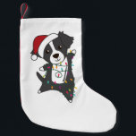 Petite Chaussette De Noël Dog Winter Animals Dogs Ad<br><div class="desc">La frontière collie chien à Noël avec des lumières de fées. Animaux amusants avec des cadeaux et de la neige pour les vacances. Aussi drôle pour Noël en juillet. Les chiens sont de mignons animaux et sont parfaits pour Noël.</div>
