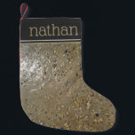 Petite Chaussette De Noël Eau en bordure de l'eau Shells Beach Océan Sand ét<br><div class="desc">Idéal pour la décoration de vacances ! Le stockage de Noël présente une photo originale de pierres, coquillages et galets au bord d'une plage de sable. Cette conception est également disponible sur d'autres produits. Ne vois-tu pas ce que tu cherches ? Vous avez besoin d'aide pour la personnalisation ? Contactez...</div>