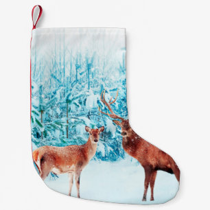 Petite Chaussette De Noël Famille de cerfs nobles en hiver enneigé. Noël