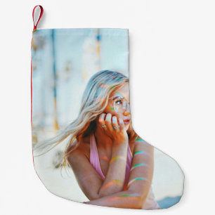 Petite Chaussette De Noël Femme agitant ses cheveux par le vent