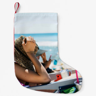 Petite Chaussette De Noël Femme allongée sur une chaise longue qui couvre so
