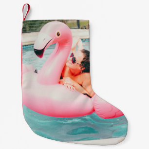 Petite Chaussette De Noël Femme en flamant rose sur la piscine extérieure