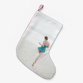 Petite Chaussette De Noël Femme marchant sur le rivage près de la plage (Devant (Accrochage))