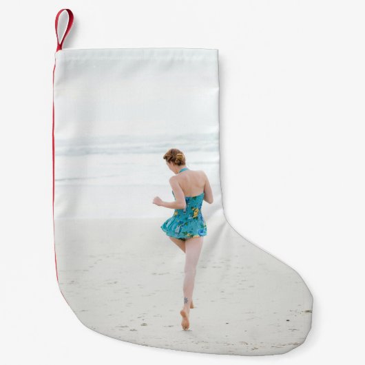 Petite Chaussette De Noël Femme marchant sur le rivage près de la plage (Devant)