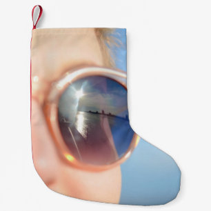 Petite Chaussette De Noël Femme portant des lunettes de soleil encadrées mar
