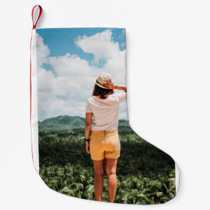Petite Chaussette De Noël Femme portant un short jaune