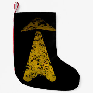 Petite Chaussette De Noël Flèche jaune peinte sur la route