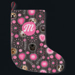 Petite Chaussette De Noël Fleur de coeur rose mignonne Monogramme Chien Phot<br><div class="desc">Ajoutez une touche personnelle et élégante à votre décor de vacances avec ce bas de Noël personnalisable, avec une charmante lettre monogramme. Les coeurs roses vifs, les accents floraux et les motifs fantaisistes d'un arrière - plan foncé donnent une touche chic et moderne à la décoration de vacances traditionnelle. Parfait...</div>