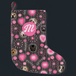 Petite Chaussette De Noël Fleur de coeur rose mignonne Monogramme Chien Phot<br><div class="desc">Ajoutez une touche personnelle et élégante à votre décor de vacances avec ce bas de Noël personnalisable, avec une charmante lettre monogramme. Les coeurs roses vifs, les accents floraux et les motifs fantaisistes d'un arrière - plan foncé donnent une touche chic et moderne à la décoration de vacances traditionnelle. Parfait...</div>