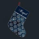 Petite Chaussette De Noël Glam Navy Blue Silver Damask Personnalisé<br><div class="desc">Avec son motif damassé en faux argent parties scintillant sur un arrière - plan en faux bleu marine, ce bas de Noël fera un ajout élégant à votre décor de vacances. Personnalisez-le avec un nom ou un autre texte en calligraphie gris argenté sur un bloc de couleur bleu marine solide...</div>
