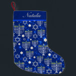 Petite Chaussette De Noël Happy Hanoukka Modern Menorah Nom personnalisé<br><div class="desc">Ce design de vacances Hanoukka présente un arrière - plan bleu scintillant avec menorah et étoile de David superposé. Personnalisez avec votre nom en modifiant le texte dans les zones de texte fournies. #hanoukka #chanukah #jours fériés #saisonnière #fête #moderne #bleu #menorah #starofdavid #bijoux #élégance #chic #motif #personnalisé #personnalisé #coutume #addyourown...</div>
