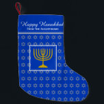 Petite Chaussette De Noël HAPPY HANOUKKA Star de David Menorah LIGHT BLUE<br><div class="desc">Bleu clair HAPPY HANOUKKA stockking avec l'étoile couleur argent de David motif et de couleur or menorah au centre. Le texte de l'espace réservé est personnalisable pour que vous puissiez ajouter votre nom ou modifier le message d'accueil. Même conception au contraire. Idéal pour présenter vos petits cadeaux Hanoukka. Idéal aussi...</div>