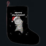 Petite Chaussette De Noël Hippo Joyeux Noël Animaux d'hiver Hippopotames Adu<br><div class="desc">L'hippo à la douceur avec des lumières claires. Animaux amusants avec des cadeaux et de la neige aux vacances. Aussi drôle pour Noël en juillet. Les hippopotames sont des animaux sucrés,  parfaits pour Noël.</div>