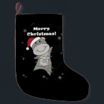 Petite Chaussette De Noël Hippo Joyeux Noël Animaux d'hiver Hippopotames Adu<br><div class="desc">L'hippo à la douceur avec des lumières claires. Animaux amusants avec des cadeaux et de la neige aux vacances. Aussi drôle pour Noël en juillet. Les hippopotames sont des animaux sucrés,  parfaits pour Noël.</div>