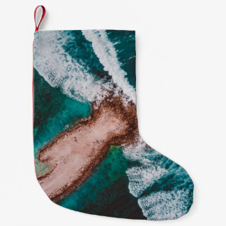Petite Chaussette De Noël ÎLE Brown ENTOURÉE D'EAU DE MER EN JOURNÉE