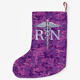 Petite Chaussette De Noël Infirmière inscrite RN Caduceus sur Camouflage ros