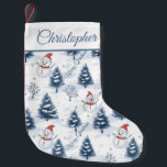 Petite Chaussette De Noël Joli Snowman Et Snowy Trees Joyeux Noël<br><div class="desc">Un joli bonhomme de neige et des arbres enneigés Noël Se bousculer avec des bonhommes de neige portant des chapeaux de Père Noël rouges et des sapins recouverts de neige avec un arrière - plan blanc enneigé. Joyeux salut de Noël en bleu peut être customisé selon les besoins puis personnalisez...</div>
