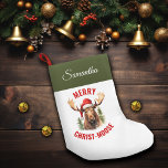 Petite Chaussette De Noël Joyeux orignal de Noël<br><div class="desc">Découvrez l'esprit de vacances avec notre charmant stand de Noël personnalisé, avec un adorable orignal portant un chapeau de Père Noël sur le devant, accompagné par le salut "Joyeux Christ-orignal". Le nom est personnalisable. Ce joli bas est parfait pour répandre le rire et la joie pendant la saison festive. Le...</div>