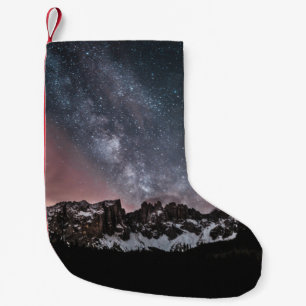 PETITE CHAUSSETTE DE NOËL LA NEIGE COUVERTE LA MONTAGNE SOUS LA NUIT STARRY