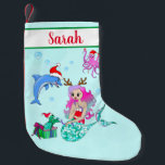 Petite Chaussette De Noël La Sirène de Noël ouvre les cadeaux<br><div class="desc">Une douce sirène ouvre quelques cadeaux avec ses meilleurs amis,  la tortue de mer,  la pieuvre et le dauphin. Vous pouvez changer le nom facilement.</div>